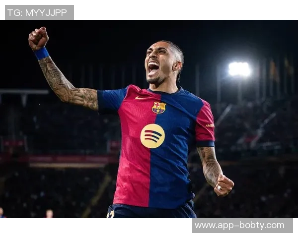 拉菲尼亚赛后感动跪地与弗里克深情相拥庆祝夺冠荣耀